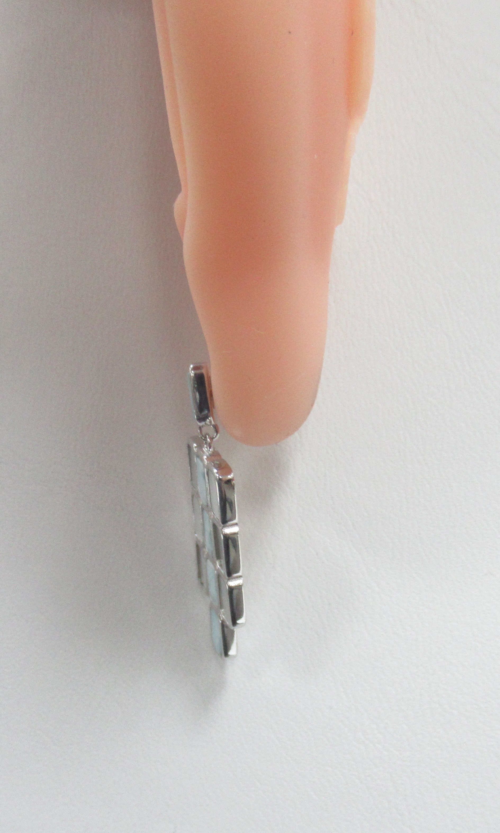 Серебряные серьги-пусеты с ларимарами и перламутром